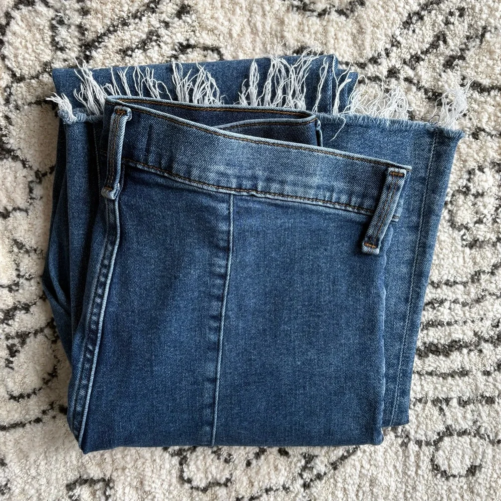 Abercrombie & Fitch—Ultra High Rise Flare Jeans, Med Wash Raw Hem (Size 31|12R) - Picture 3 of 7